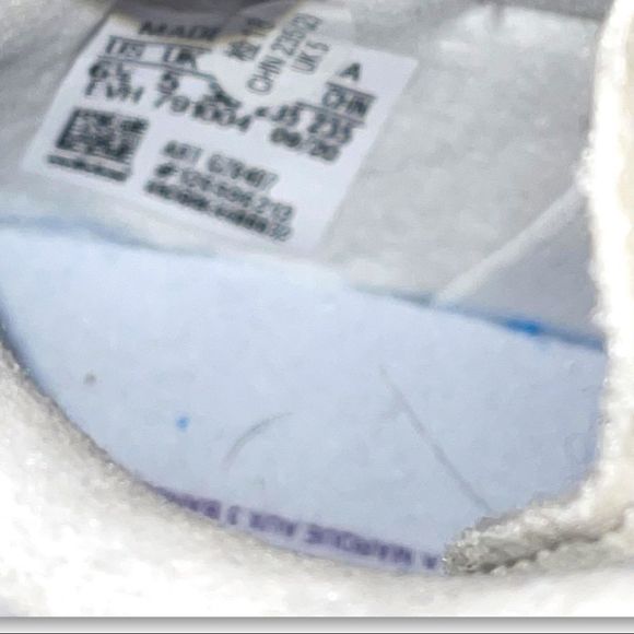 Never worn Adidas Ozweego gZ8407 new without box - Picture 7 of 8